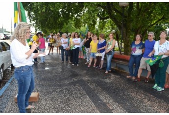 Professora Maria Renata Belem Geraldo leu texto oficial do Movimento Vem Pra Rua (Foto: Acácio Rocha).