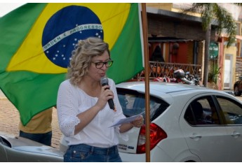 Professora Maria Renata Belem Geraldo leu texto oficial do Movimento Vem Pra Rua (Foto: Acácio Rocha).