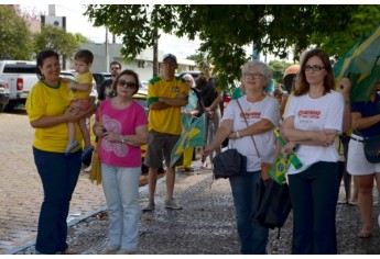 Mesmo com a chuva que antecedeu o horário da manifestação, público participou (Foto: Acácio Rocha).