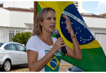 Juíza Ruth Duarte Menegatti discursa no Vem Pra Rua em Adamantina, e destaca que o Poder Judiciário não quer nenhum privilégio (Foto: Acácio Rocha).