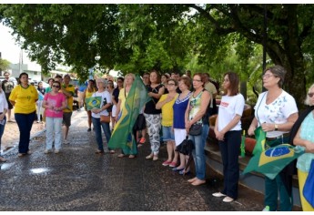 Mesmo com a chuva que antecedeu o horário da manifestação, público participou (Foto: Acácio Rocha).