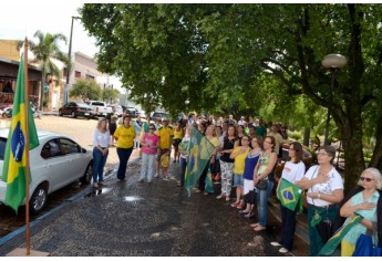 Mesmo com a chuva que antecedeu o horário da manifestação, público participou (Foto: Acácio Rocha).