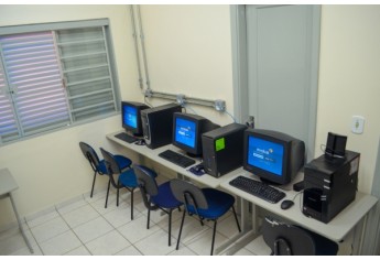 Espaços para aulas e laboratórios ocupam estrutura das novas instalações  do CENAIC e o Polo Anhanguera em Adamantina (Foto: Maikon Moraes).