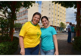 Mesmo com a chuva que antecedeu o horário da manifestação, público participou (Foto: Acácio Rocha).