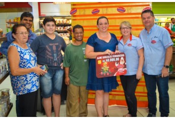 Aline Gonzales Ferraresso, de Adamantina, fez suas compras no Supermercado Godoy e ganhou prêmio de R$ 40 mil (Foto: Maikon Moraes).