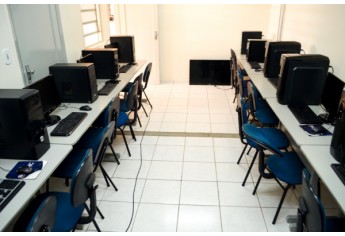 Espaços para aulas e laboratórios ocupam estrutura das novas instalações  do CENAIC e o Polo Anhanguera em Adamantina (Foto: Maikon Moraes).