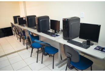 Espaços para aulas e laboratórios ocupam estrutura das novas instalações  do CENAIC e o Polo Anhanguera em Adamantina (Foto: Maikon Moraes).