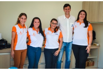 Os empresários Renato Capobianco e Renata Tavante Capobianco com parte da equipe de colaboradores (Foto: Maikon Moraes).