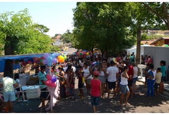 Festa para crianças é realizada há 30 anos, por iniciativa e liderança da administradora Vera Lúcia de Assunção (Foto: Maikon Moraes/Siga Mais).