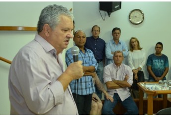 Ex-prefeito Kiko Micheloni discursa na convenção do DEM (Foto: Fernando Sato).