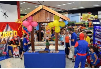 Confraternização movimentou manhã deste sábado no Supermercado Godoy (Foto: Maikon Moraes/Siga Mais).