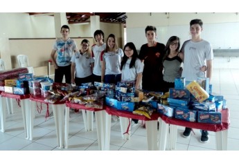 Parte das doações arrecadadas pelos estudantes da Etec Amim Jundi (Foto: Cedida).