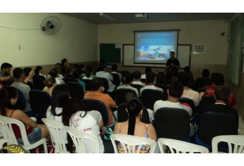 Professor Rodrigo Camaru na palestra aos estudantes da Etec Amim Jundi (Foto: Cedida).