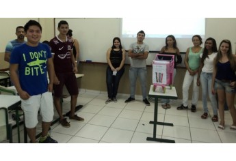 Estudantes têm aula prática sobre montagem de ponto de venda (Foto: Cedida).