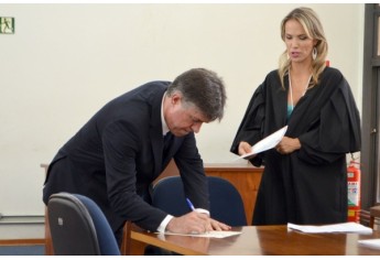 Márcio Cardim recebe diploma de prefeito eleito, conferido pela Justiça Eleitoral. Na foto, é observado pela Juíza da 157ª Zona Eleitoral da Comarca de Adamantina, Ruth Duarte Menegatti (Foto: Maikon Moraes).