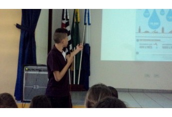 Estudantes produzem vídeo, palestra e outras atividades, e apresentam aos demais alunos (Foto: Cedida).