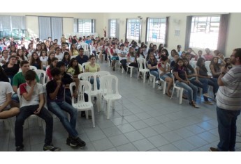 Estudantes produzem vídeo, palestra e outras atividades, e apresentam aos demais alunos (Foto: Cedida).