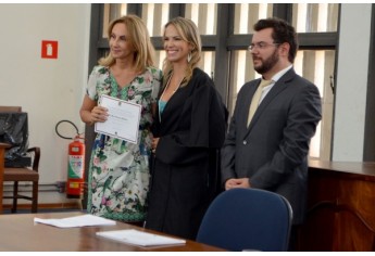 Ana Maria Romanini Micheloni recebe o diploma de vice-prefeita eleita. Na foto, ao lado da 157ª Zona Eleitoral da Comarca de Adamantina, Ruth Duarte Menegatti, e do Promotor de Justiça Samuel Camacho Castanheira (Foto: Maikon Moraes).