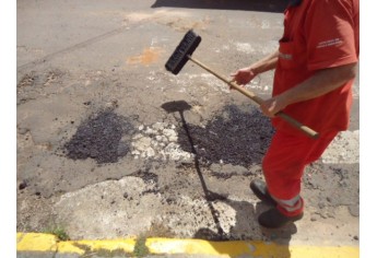 Operação tapa-buracos é realizada pela Prefeitura de Adamantina (Foto: Assessoria de Imprensa).