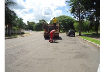 Operação tapa-buracos é realizada pela Prefeitura de Adamantina (Foto: Assessoria de Imprensa).