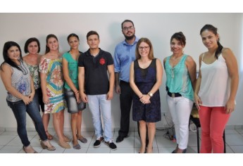 O Juiz de Direito da 2ª Vara de Adamantina, Dr. Carlos Gustavo Urquiza Scarazzato, e equipe do CREAS e do CCJ (Foto: Assessoria de Imprensa).