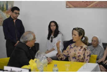 Dom Giovanni d?Aniello em visita ao PAI Nosso Lar, sendo recepcionado pela juíza Ruth Duarte Menegatti (Foto: Milton Ura/Rede de Comunicação No Meio de Nós).