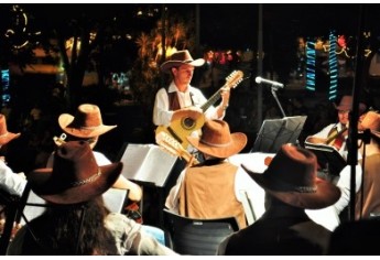 Na sexta-feira (18) tem a apresentação da Orquestra Popular de Música Caipira de Adamantina no Anfiteatro da Biblioteca (Foto: Divulgação).
