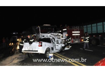 Choque de veículos na SP-425 mata mulher que dirigia carro com placas de Osvaldo Cruz (Foto: Valdemir Anselmo/ Site OCNews).