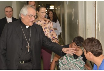 Núncio Apostólico Dom Giovanni d?Aniello visita pacientes na clínica PAI Nosso Lar (Foto: Milton Ura/Rede de Comunicação No Meio de Nós).