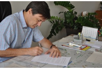 Prefeito Ivo Santos adere a abaixo-assinado pela manutenção da Escola Grion e confirma reunião com Secretário Estadual da Educação para esta semana (Foto: Assessoria de Imprensa).