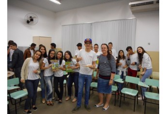 Profa. Sandra Mello com os estudantes (Foto: Cedida).
