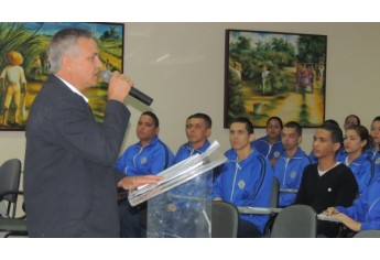 José Henrique Rossi, Secretário de Educação, Esporte, Cultura, Lazer e Turismo de Junqueirópolis,  representou o prefeito da cidade, na solenidade (Foto: Cedida/Polícia Militar).
