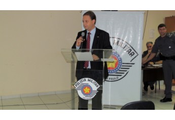 Juiz de Direito da Comarca de Adamantina, Dr. Fábio Alexandre Marinelli Sola, fala aos alunos da Escola de Soldados da PM (Foto: Cedida/Polícia Militar).