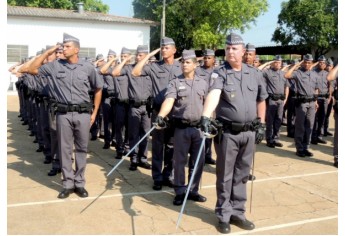 Cerimônia marca primeiro uso de uniforme da PM a alunos da Escola de Soldados (Foto: Cedida/Polícia Militar).
