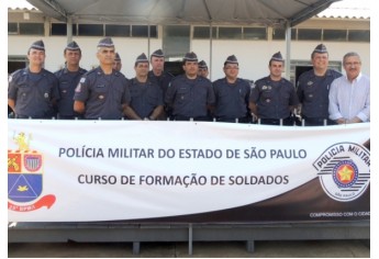 Cerimônia marca primeiro uso de uniforme da PM a alunos da Escola de Soldados (Foto: Cedida/Polícia Militar).