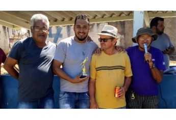 Entrega de premiações às equipes, no torneio de futebol médio realizado neste sábado (Foto: Cedida).