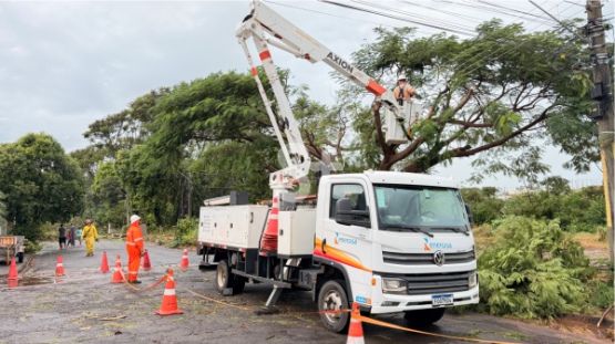 Chuvas dificultam trabalho das equipes no Dorigo; moradores estão sem energia elétrica