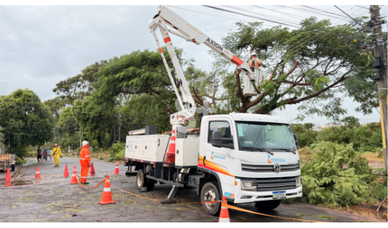 Chuvas dificultam trabalho das equipes no Dorigo; moradores estão sem energia elétrica