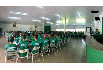 Prof. Gretz aplicou palestra para mais de 400 colaboradores da Cocipa (Foto: Da Assessoria).