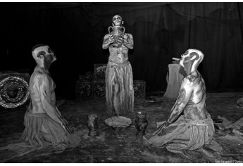 Inspirado na mitologia grega, HADES diaologa com várias linguagens  cênicas, corporais e de interpretação (Foto: Eduardo Dantas).