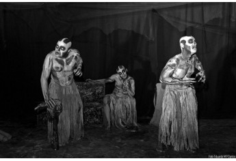 Inspirado na mitologia grega, HADES diaologa com várias linguagens  cênicas, corporais e de interpretação (Foto: Eduardo Dantas).