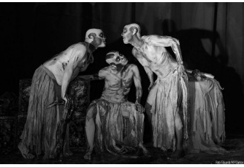 Inspirado na mitologia grega, HADES diaologa com várias linguagens  cênicas, corporais e de interpretação (Foto: Eduardo Dantas).