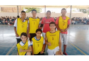 Alunos do 8º Ano A ? equipe vencedora do ensino fundamental da manhã (Foto: Cedida).
