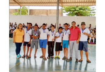 Alunos após receberem medalhas do secretário de Educação Rodrigo Soares e professora Paula (Foto: Cedida).