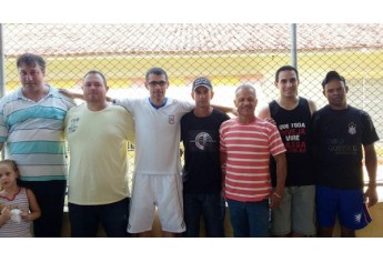 Professores com o diretor Sidney Bomfim e voluntários (Foto: Cedida).