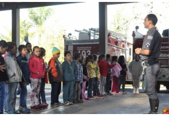 EMEIs, EMEFs e Projetos Sociais visitam Posto de Bombeiros de Adamantina (Foto: Assessoria de Imprensa).