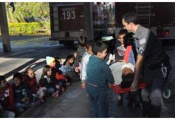 EMEIs, EMEFs e Projetos Sociais visitam Posto de Bombeiros de Adamantina (Foto: Assessoria de Imprensa).