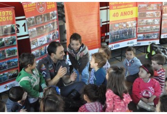 EMEIs, EMEFs e Projetos Sociais visitam Posto de Bombeiros de Adamantina (Foto: Assessoria de Imprensa).