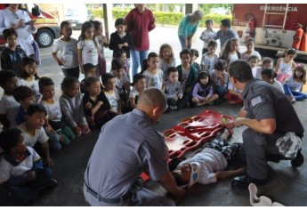 EMEIs, EMEFs e Projetos Sociais visitam Posto de Bombeiros de Adamantina (Foto: Assessoria de Imprensa).