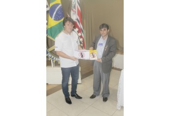 Empresário Julio Crepaldi recebendo os cartazes da campanha para fixar em seus estabelecimentos (Foto: Ass. Imprensa/Rotary Club de Adamantina)